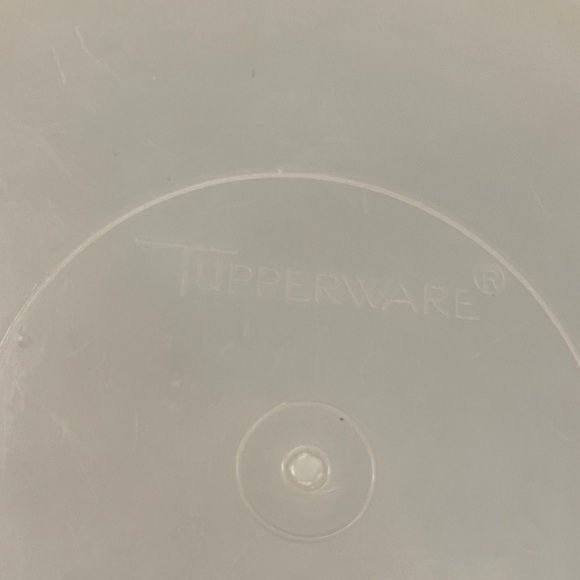 Tupperware pie container and Lid - Picture 2 of 3
